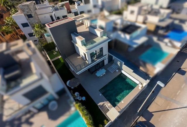 4 bedroom Villa for sale in San Miguel de Salinas with pool - € 580,000 (Ref: 9802835)