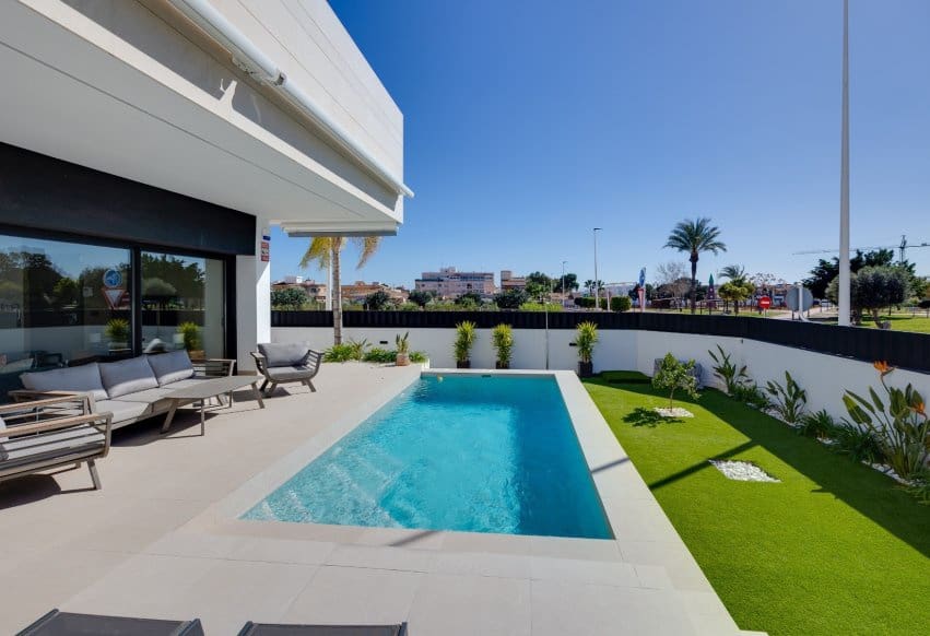 3 slaapkamer Bungalow te koop in Pilar de la Horadada met zwembad - € 399.000 (Ref: 9802837)