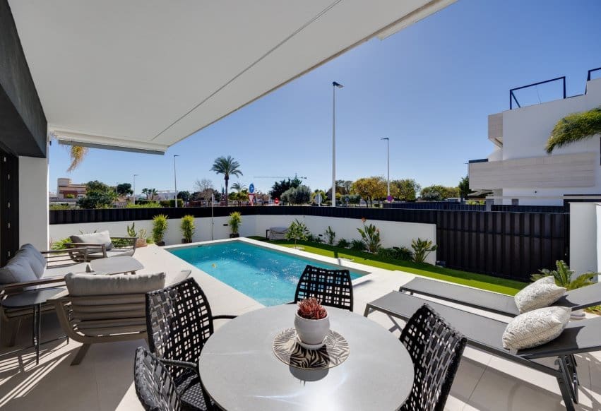 3 slaapkamer Bungalow te koop in Pilar de la Horadada met zwembad - € 399.000 (Ref: 9802837)