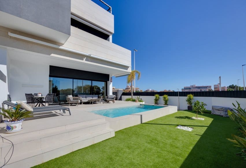 3 slaapkamer Bungalow te koop in Pilar de la Horadada met zwembad - € 399.000 (Ref: 9802837)