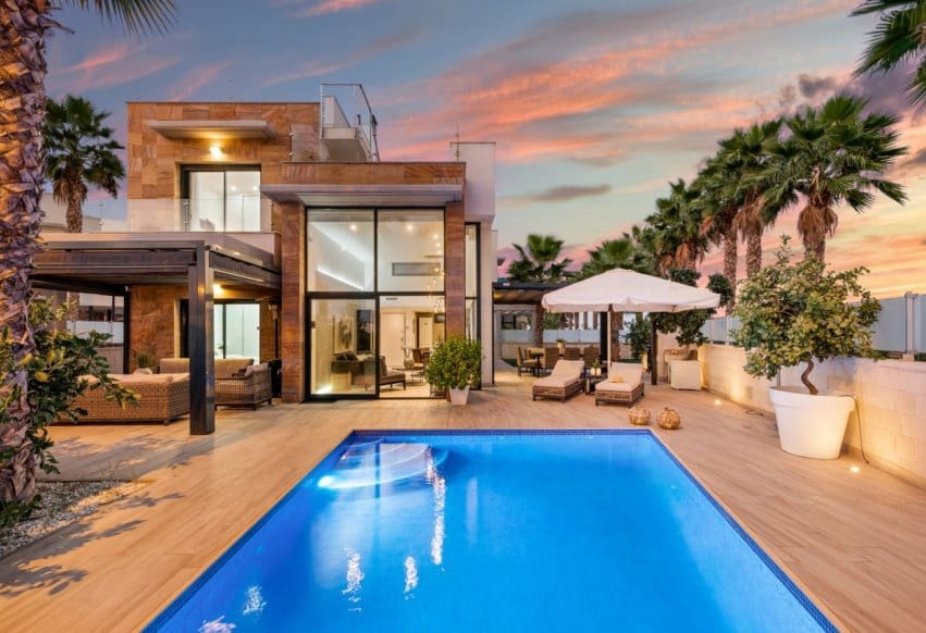 5 quarto Moradia para venda em Cabo Roig com piscina - 829 000 € (Ref: 9802840)