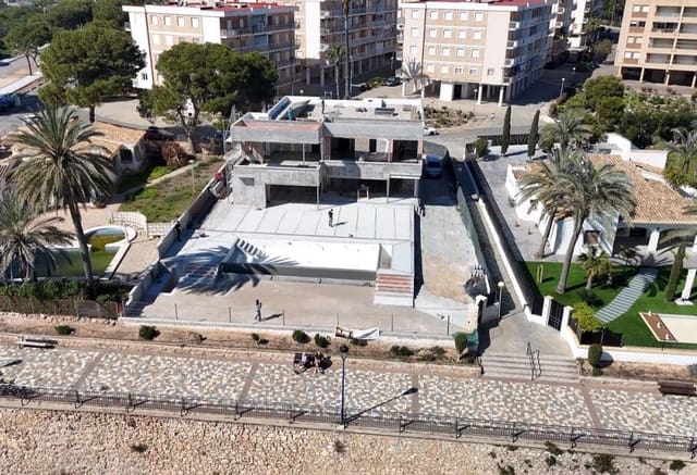 Chalet de 5 habitaciones en Punta Prima, Torrevieja en venta con piscina - 3.900.000 € (Ref: 9802841)