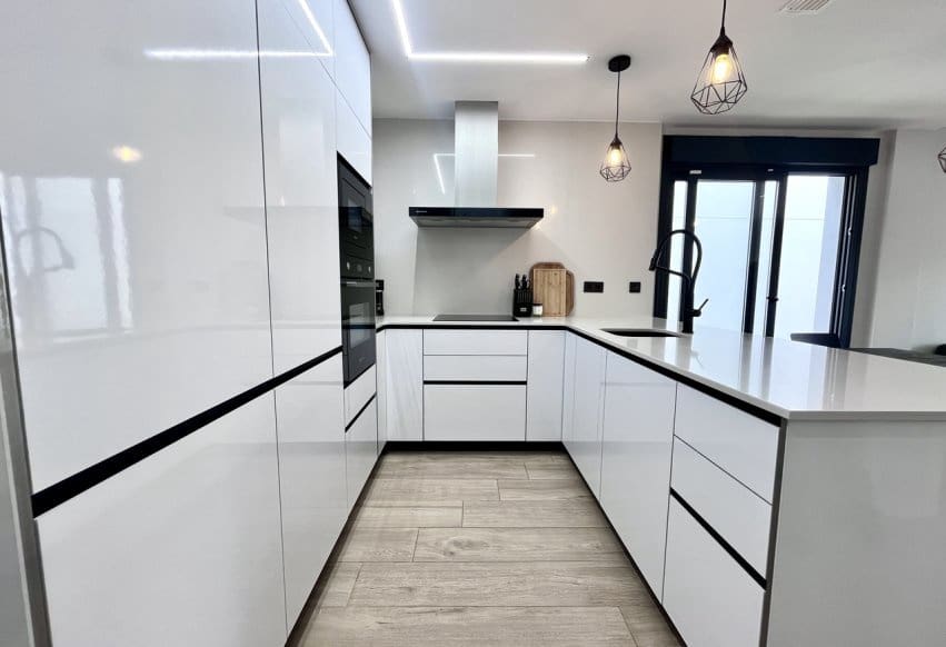 4 Zimmer Villa zu verkaufen in Punta Prima mit Pool - 794.950 € (Ref: 9802842)