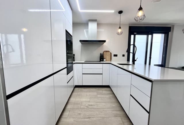 4 Zimmer Villa zu verkaufen in Punta Prima, Torrevieja mit Pool - 794.950 € (Ref: 9802842)