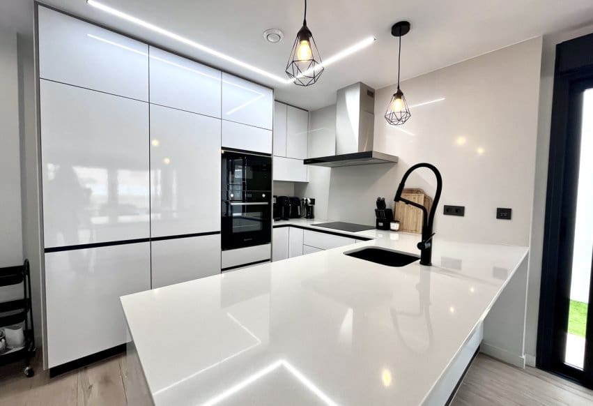 4 Zimmer Villa zu verkaufen in Punta Prima mit Pool - 794.950 € (Ref: 9802842)