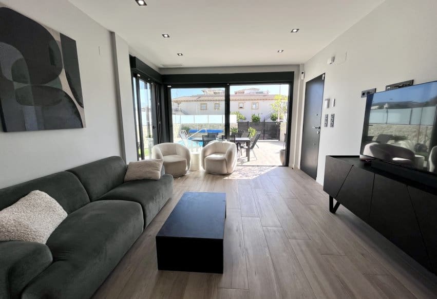 4 Zimmer Villa zu verkaufen in Punta Prima mit Pool - 794.950 € (Ref: 9802842)