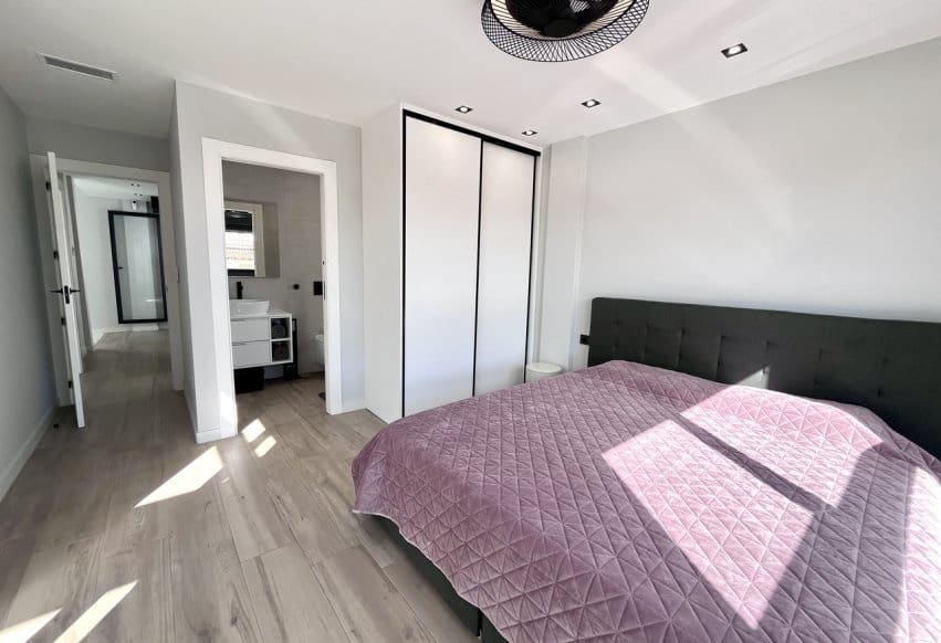 4 Zimmer Villa zu verkaufen in Punta Prima mit Pool - 794.950 € (Ref: 9802842)