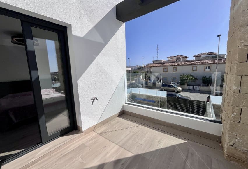 4 Zimmer Villa zu verkaufen in Punta Prima mit Pool - 794.950 € (Ref: 9802842)