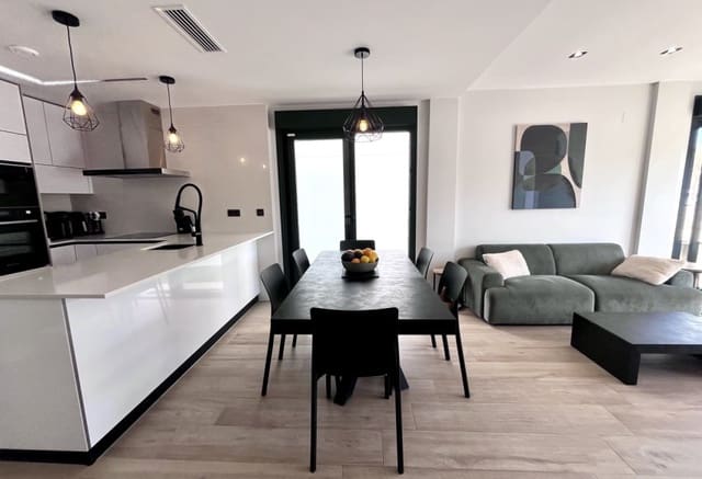 4 Zimmer Villa zu verkaufen in Punta Prima, Torrevieja mit Pool - 794.950 € (Ref: 9802842)