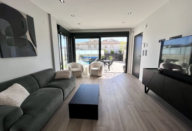 4 Zimmer Villa zu verkaufen in Punta Prima, Torrevieja mit Pool - 794.950 € (Ref: 9802842)