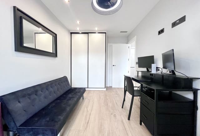 4 Zimmer Villa zu verkaufen in Punta Prima, Torrevieja mit Pool - 794.950 € (Ref: 9802842)