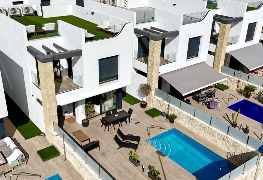 4 Zimmer Villa zu verkaufen in Punta Prima mit Pool - 794.950 € (Ref: 9802842)