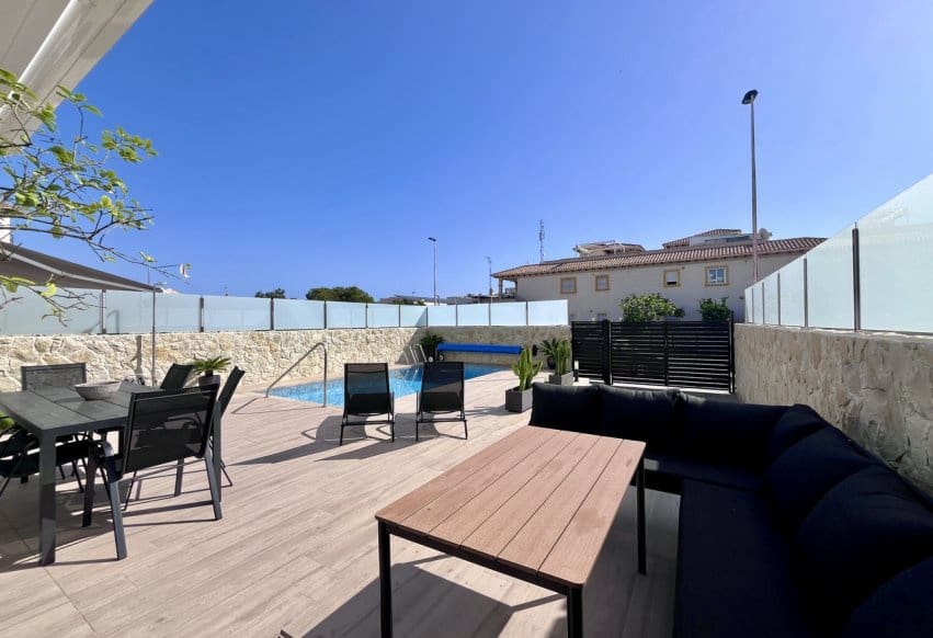 4 Zimmer Villa zu verkaufen in Punta Prima mit Pool - 794.950 € (Ref: 9802842)