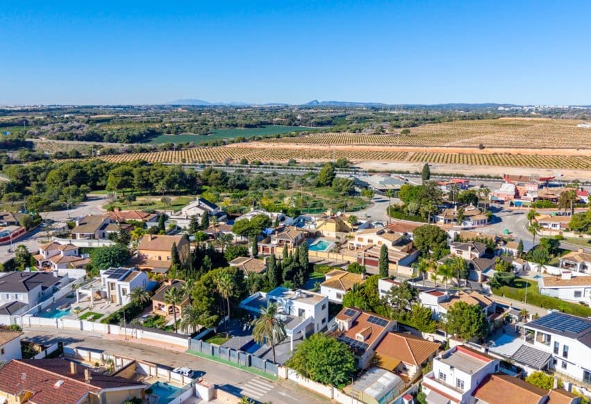 4 bedroom Villa for sale in Campoamor - € 985,000 (Ref: 9802847)