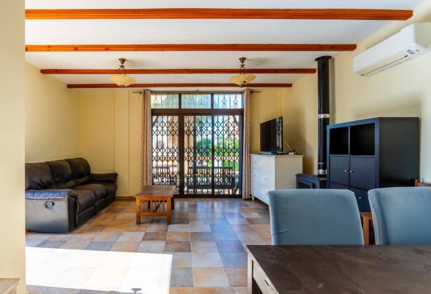 Chalet de 6 habitaciones en Villamartin en venta - 365.000 € (Ref: 9802850)