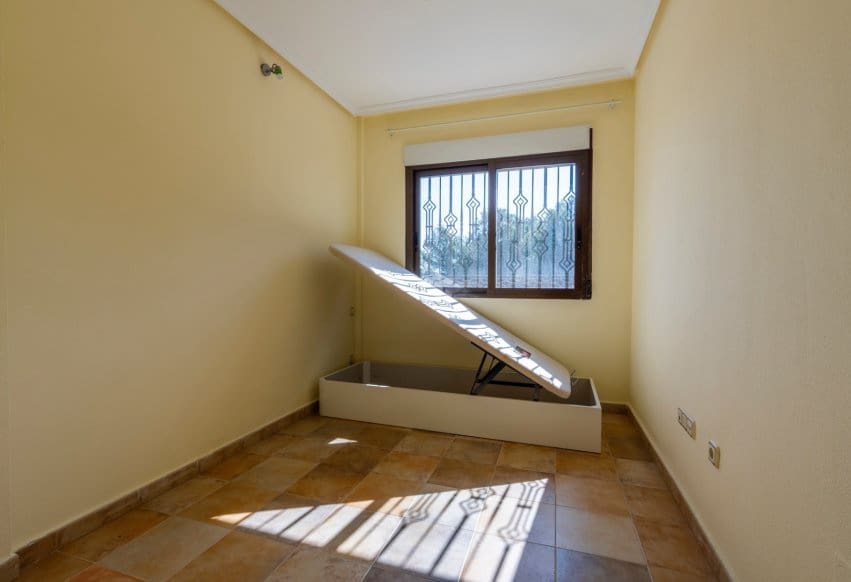 Chalet de 6 habitaciones en Villamartin en venta - 365.000 € (Ref: 9802850)