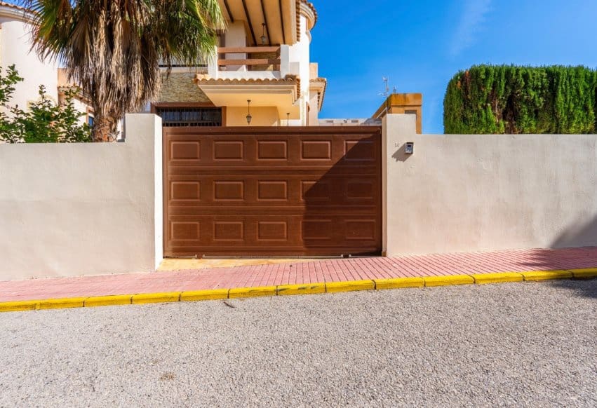 Chalet de 6 habitaciones en Villamartin en venta - 365.000 € (Ref: 9802850)