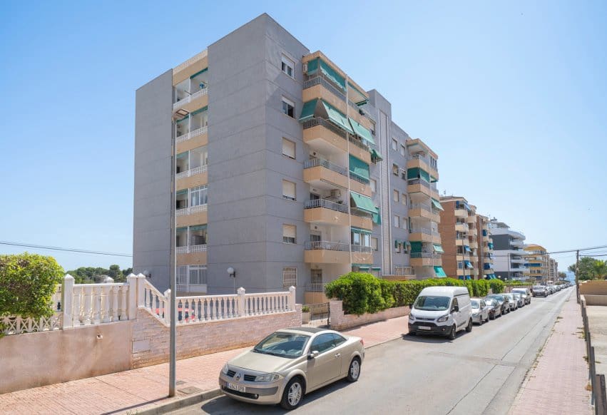 Apartamento de 2 habitaciones en Punta Prima en venta - 265.000 € (Ref: 9802867)