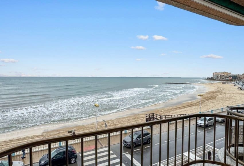 3 bedroom Beach Apartment for sale in Torrevieja with garage - € 375,000 (Ref: 9830293)
