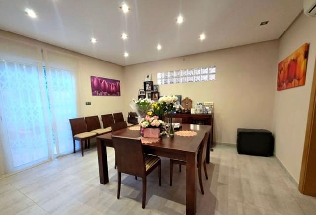 5 Zimmer Villa zu verkaufen in Dehesa de Campoamor, Orihuela mit Pool - 739.000 € (Ref: 9847676)
