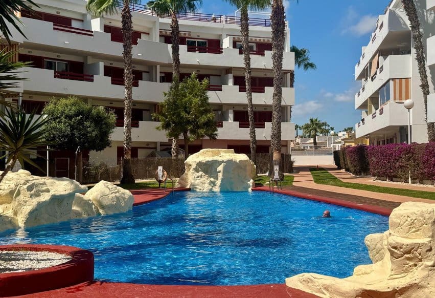 2 makuuhuone Kattohuoneisto myytävänä paikassa Orihuela Costa mukana uima-altaan - 229 950 € (Ref: 9847854)