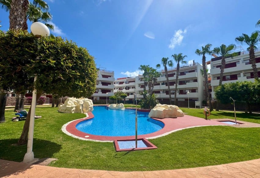 2 makuuhuone Kattohuoneisto myytävänä paikassa Orihuela Costa mukana uima-altaan - 229 950 € (Ref: 9847854)