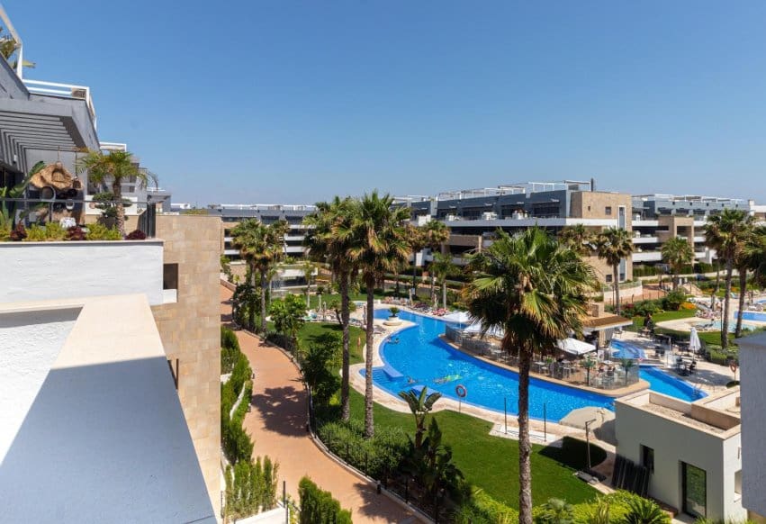 2 makuuhuone Kattohuoneisto myytävänä paikassa Playa Flamenca mukana uima-altaan - 499 900 € (Ref: 9888473)