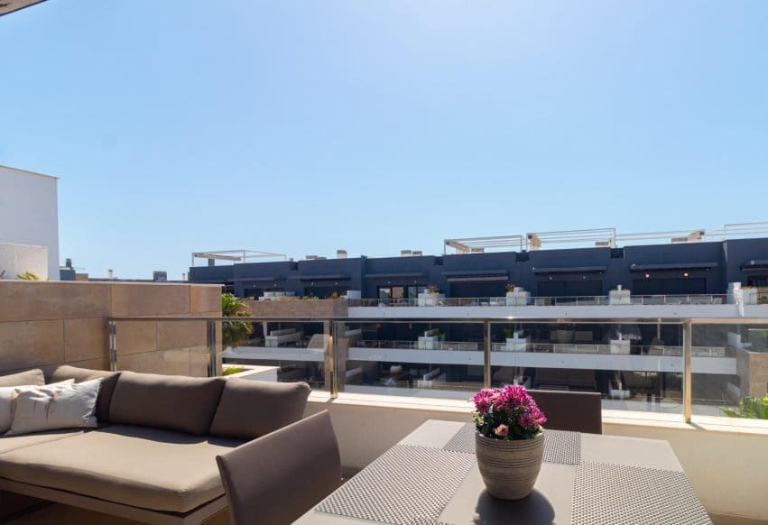 2 makuuhuone Kattohuoneisto myytävänä paikassa Playa Flamenca mukana uima-altaan - 499 900 € (Ref: 9888473)