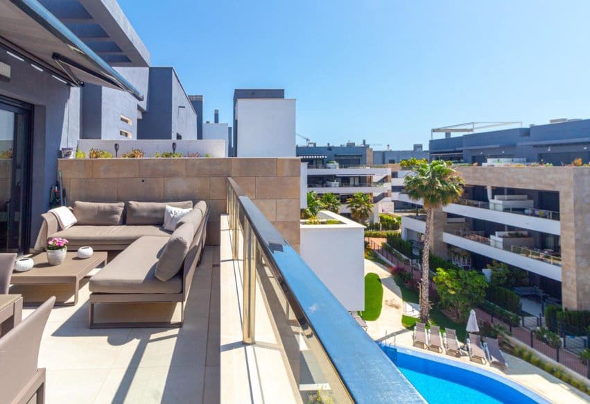 2 makuuhuone Kattohuoneisto myytävänä paikassa Playa Flamenca mukana uima-altaan - 499 900 € (Ref: 9888473)
