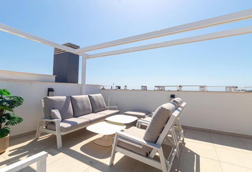 2 makuuhuone Kattohuoneisto myytävänä paikassa Playa Flamenca mukana uima-altaan - 499 900 € (Ref: 9888473)
