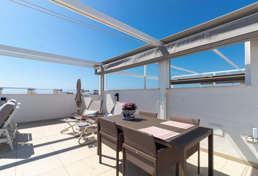 2 makuuhuone Kattohuoneisto myytävänä paikassa Playa Flamenca mukana uima-altaan - 499 900 € (Ref: 9888473)
