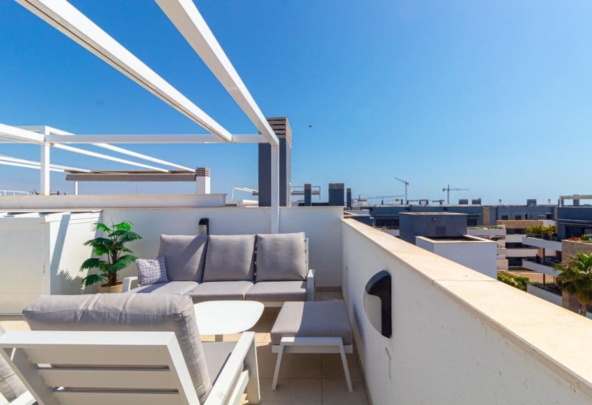 2 makuuhuone Kattohuoneisto myytävänä paikassa Playa Flamenca mukana uima-altaan - 499 900 € (Ref: 9888473)