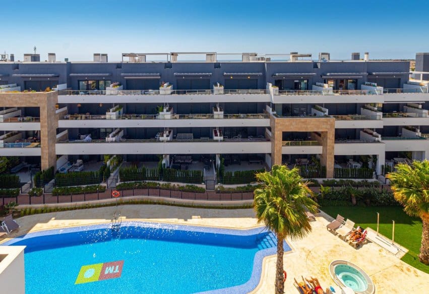 2 makuuhuone Kattohuoneisto myytävänä paikassa Playa Flamenca mukana uima-altaan - 499 900 € (Ref: 9888473)