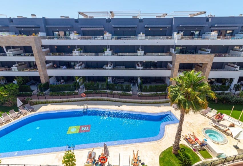 2 makuuhuone Kattohuoneisto myytävänä paikassa Playa Flamenca mukana uima-altaan - 499 900 € (Ref: 9888473)