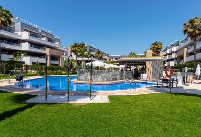 2 makuuhuone Kattohuoneisto myytävänä paikassa Playa Flamenca mukana uima-altaan - 499 900 € (Ref: 9888473)