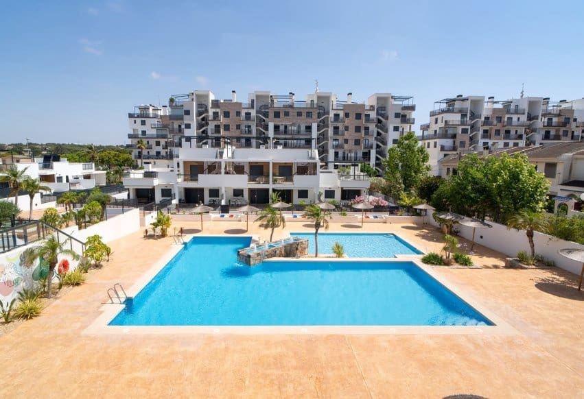 Apartamento de 3 habitaciones en Pilar de la Horadada en venta con piscina garaje - 589.000 € (Ref: 9892972)