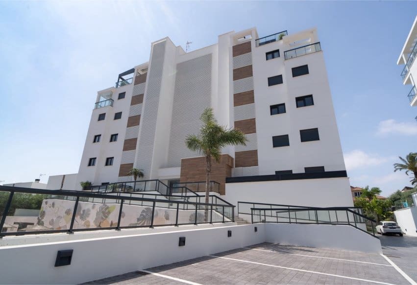 Apartamento de 3 habitaciones en Pilar de la Horadada en venta con piscina garaje - 589.000 € (Ref: 9892972)