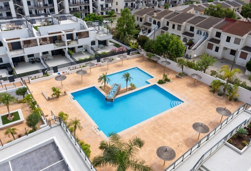 Apartamento de 3 habitaciones en Pilar de la Horadada en venta con piscina garaje - 589.000 € (Ref: 9892972)