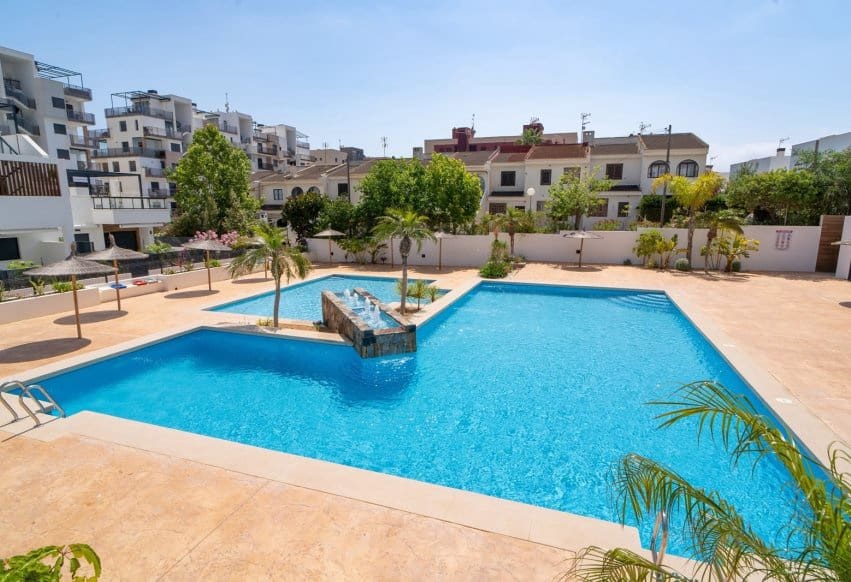Apartamento de 3 habitaciones en Pilar de la Horadada en venta con piscina garaje - 589.000 € (Ref: 9892972)