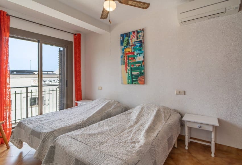 2 Zimmer Apartment zu verkaufen in Cabo Roig mit Pool - 205.000 € (Ref: 9925155)