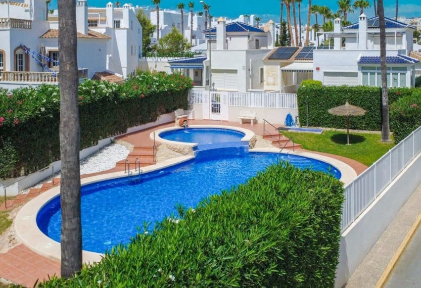 4 soverom Hus til salgs i Orihuela Costa med svømmebasseng - € 295 000 (Ref: 9935005)