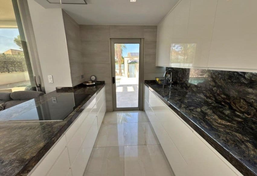 5 sypialnia Willa na sprzedaż w Villamartin - 840 000 € (Ref: 9936859)