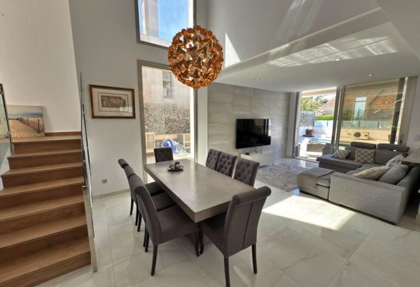 5 sypialnia Willa na sprzedaż w Villamartin - 840 000 € (Ref: 9936859)