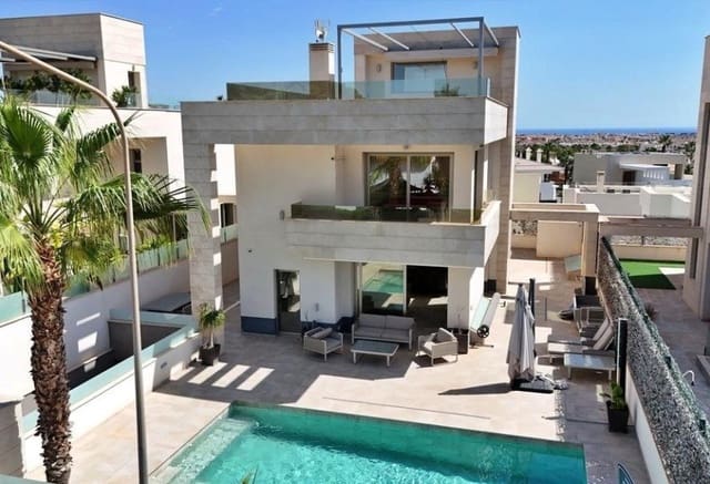 5 bedroom Villa for sale in Villamartin, Orihuela - € 850,000 (Ref: 9936859)