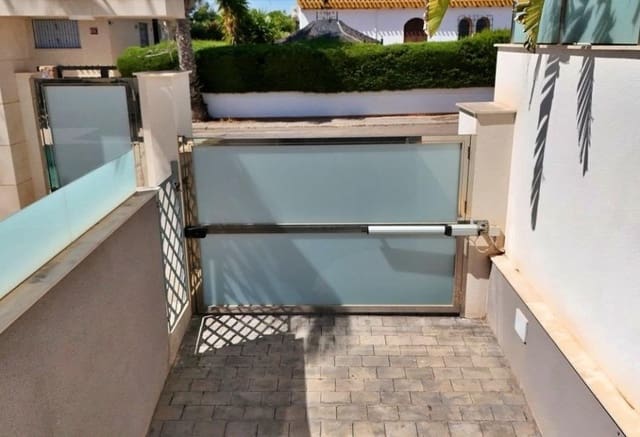 5 bedroom Villa for sale in Villamartin, Orihuela - € 850,000 (Ref: 9936859)