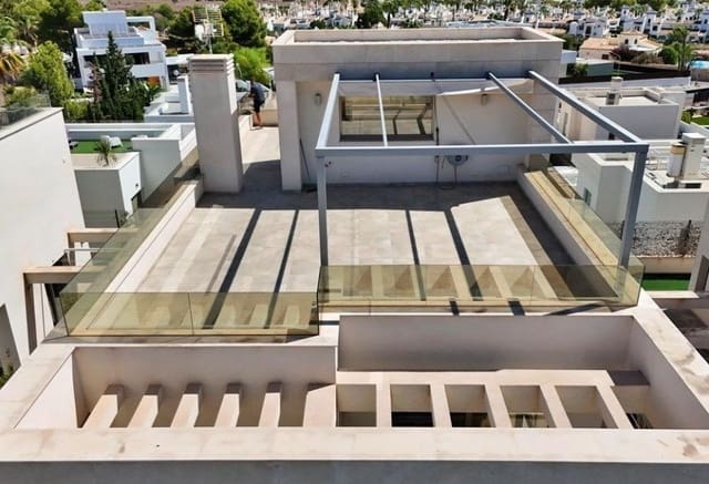 5 bedroom Villa for sale in Villamartin, Orihuela - € 850,000 (Ref: 9936859)