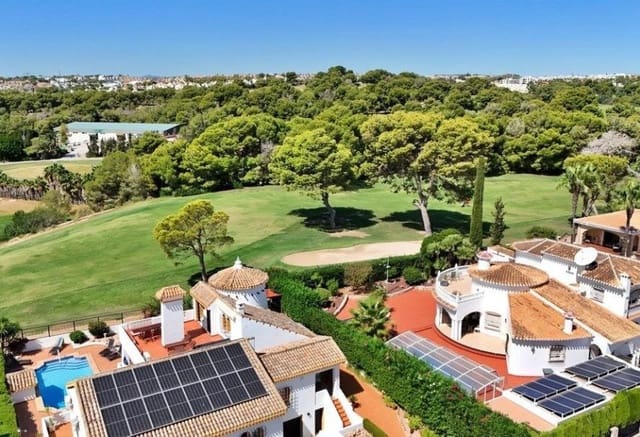 5 bedroom Villa for sale in Villamartin, Orihuela - € 850,000 (Ref: 9936859)