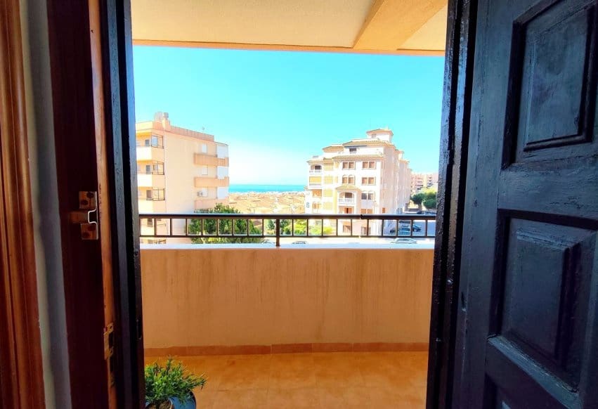 1 sovrum Strandlägenhet till salu i Torrevieja med pool - 127 000 € (Ref: 9943216)