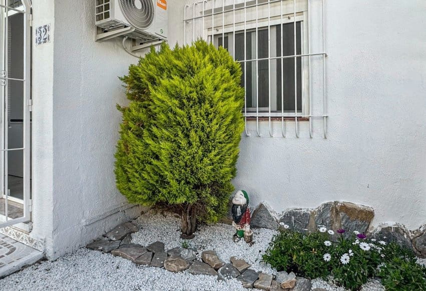 1 soveværelse Bungalow til salg i Torrevieja med swimmingpool - € 125.000 (Ref: 9946616)