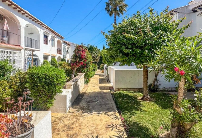 1 soveværelse Bungalow til salg i Torrevieja med swimmingpool - € 125.000 (Ref: 9946616)